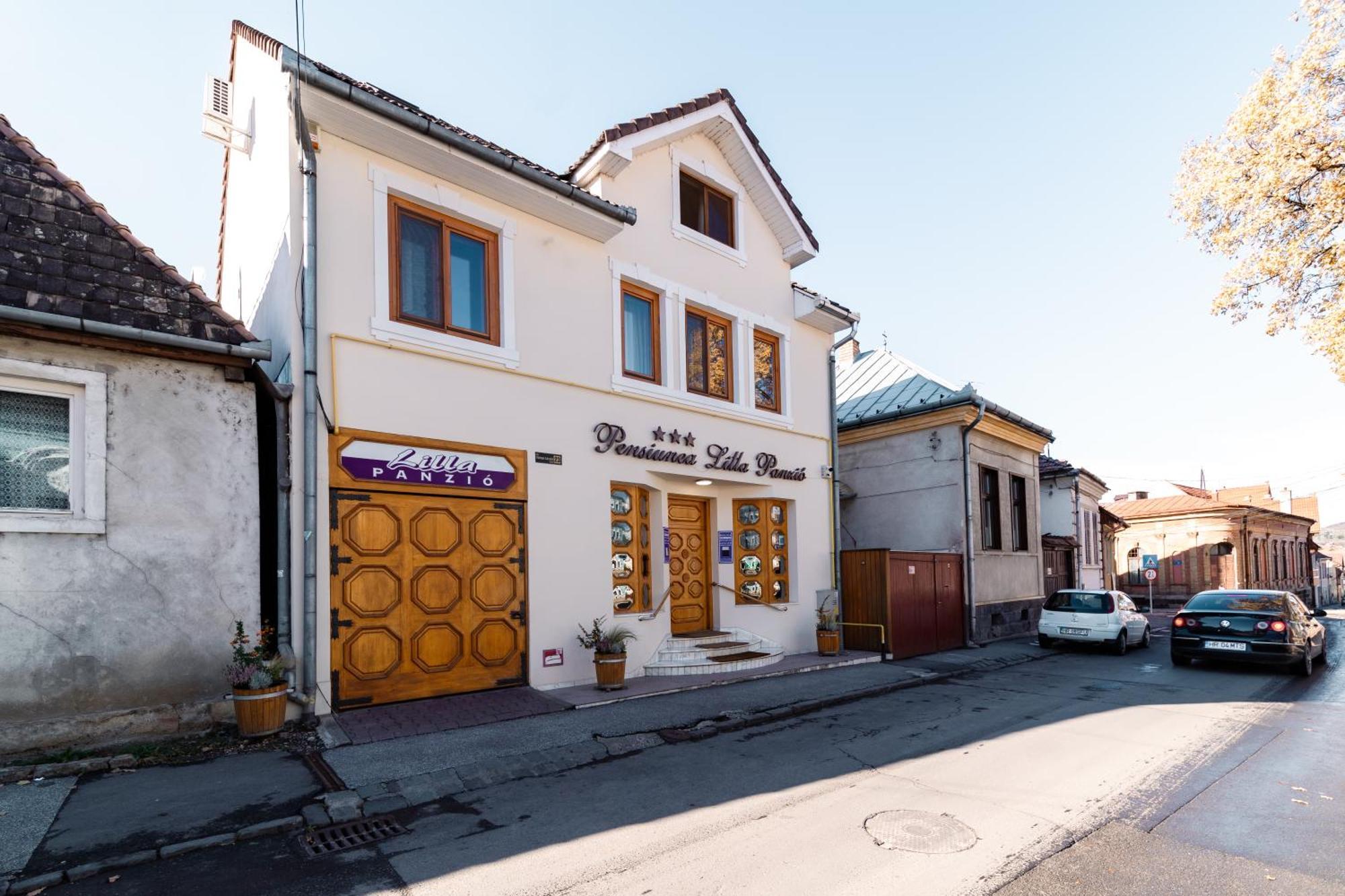 Lilla Panzio Hotel Odorheiu Secuiesc Buitenkant foto
