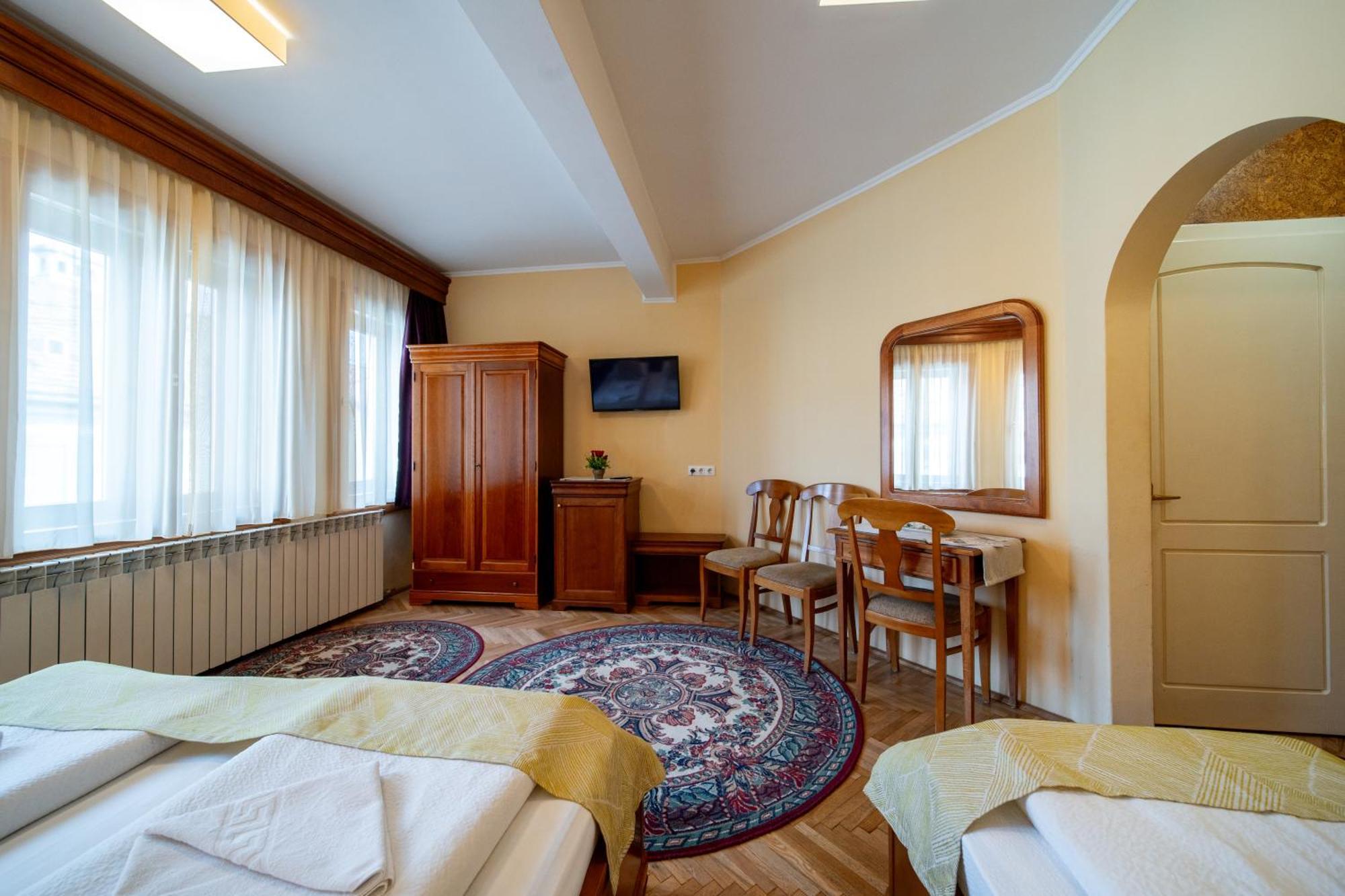 Lilla Panzio Hotel Odorheiu Secuiesc Buitenkant foto