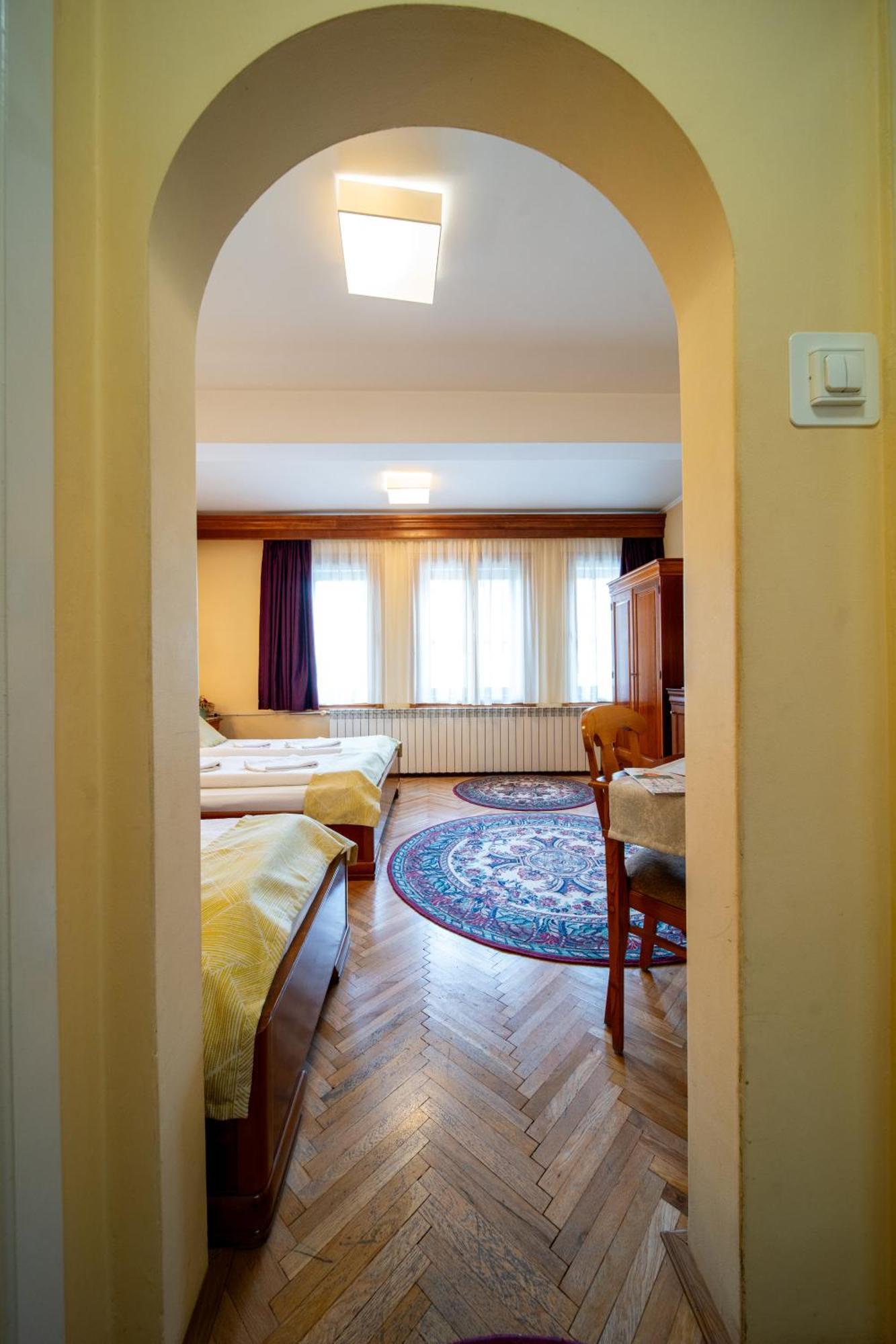 Lilla Panzio Hotel Odorheiu Secuiesc Buitenkant foto