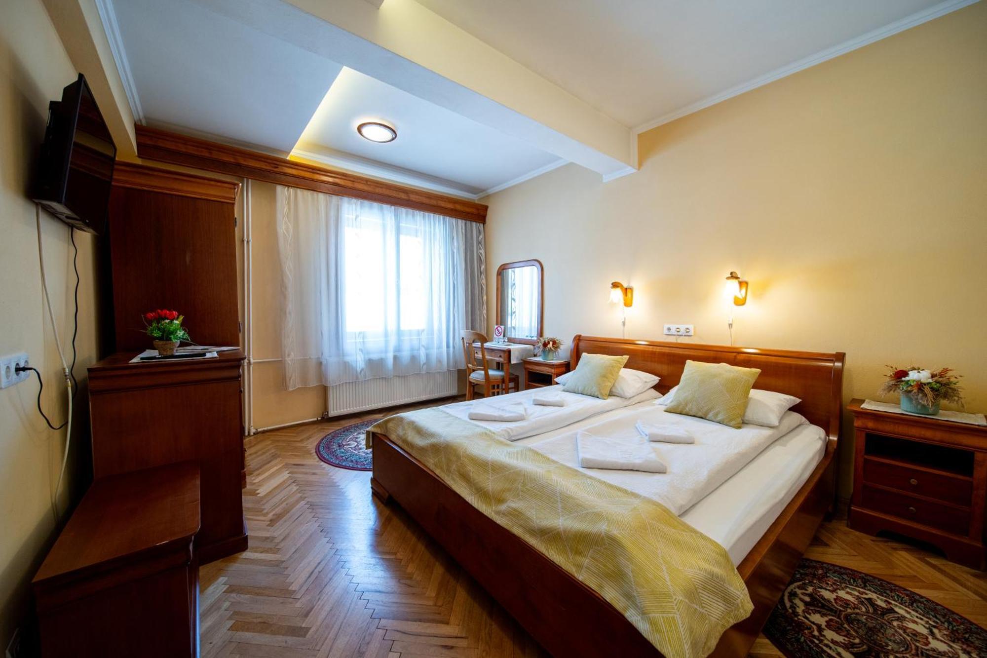 Lilla Panzio Hotel Odorheiu Secuiesc Buitenkant foto