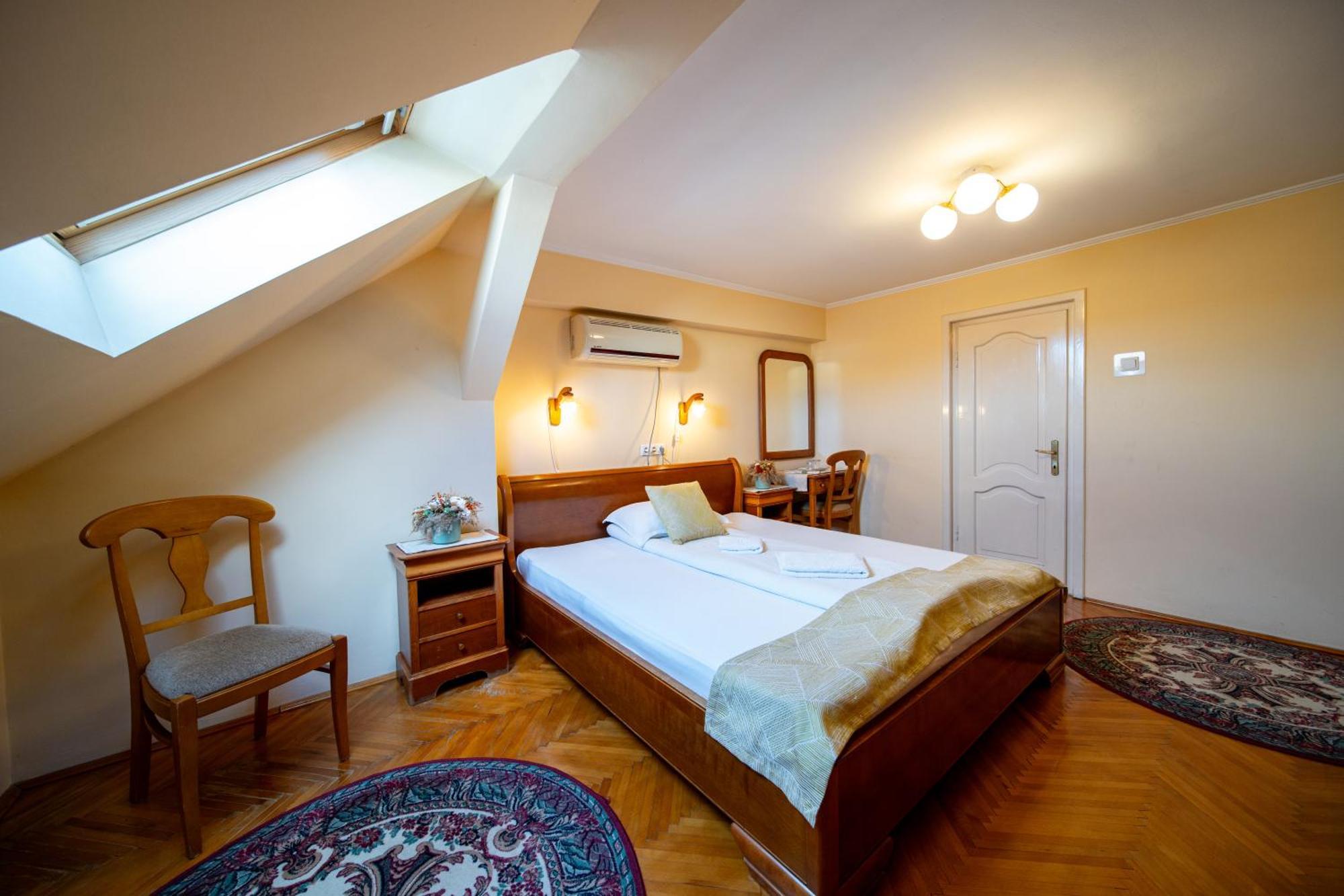 Lilla Panzio Hotel Odorheiu Secuiesc Buitenkant foto
