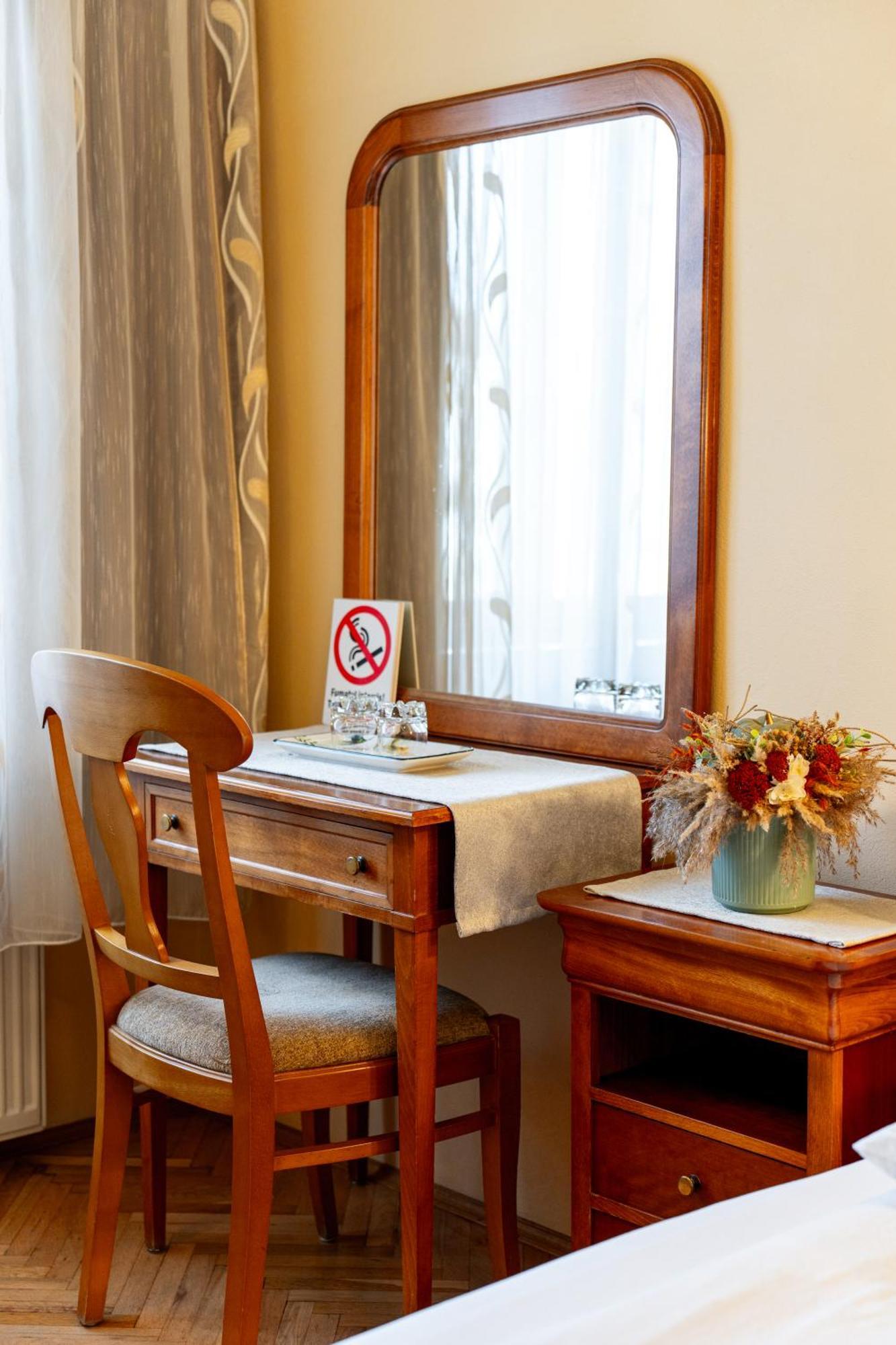 Lilla Panzio Hotel Odorheiu Secuiesc Buitenkant foto