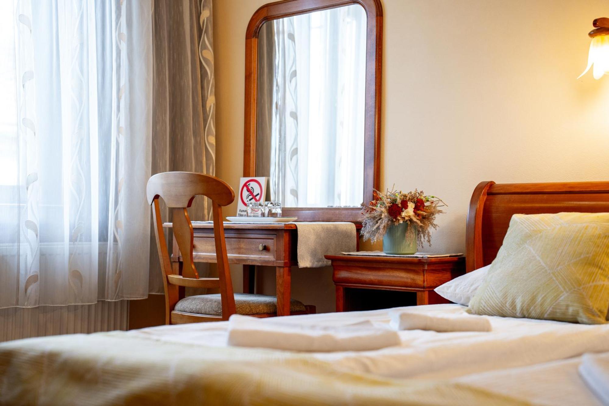 Lilla Panzio Hotel Odorheiu Secuiesc Buitenkant foto