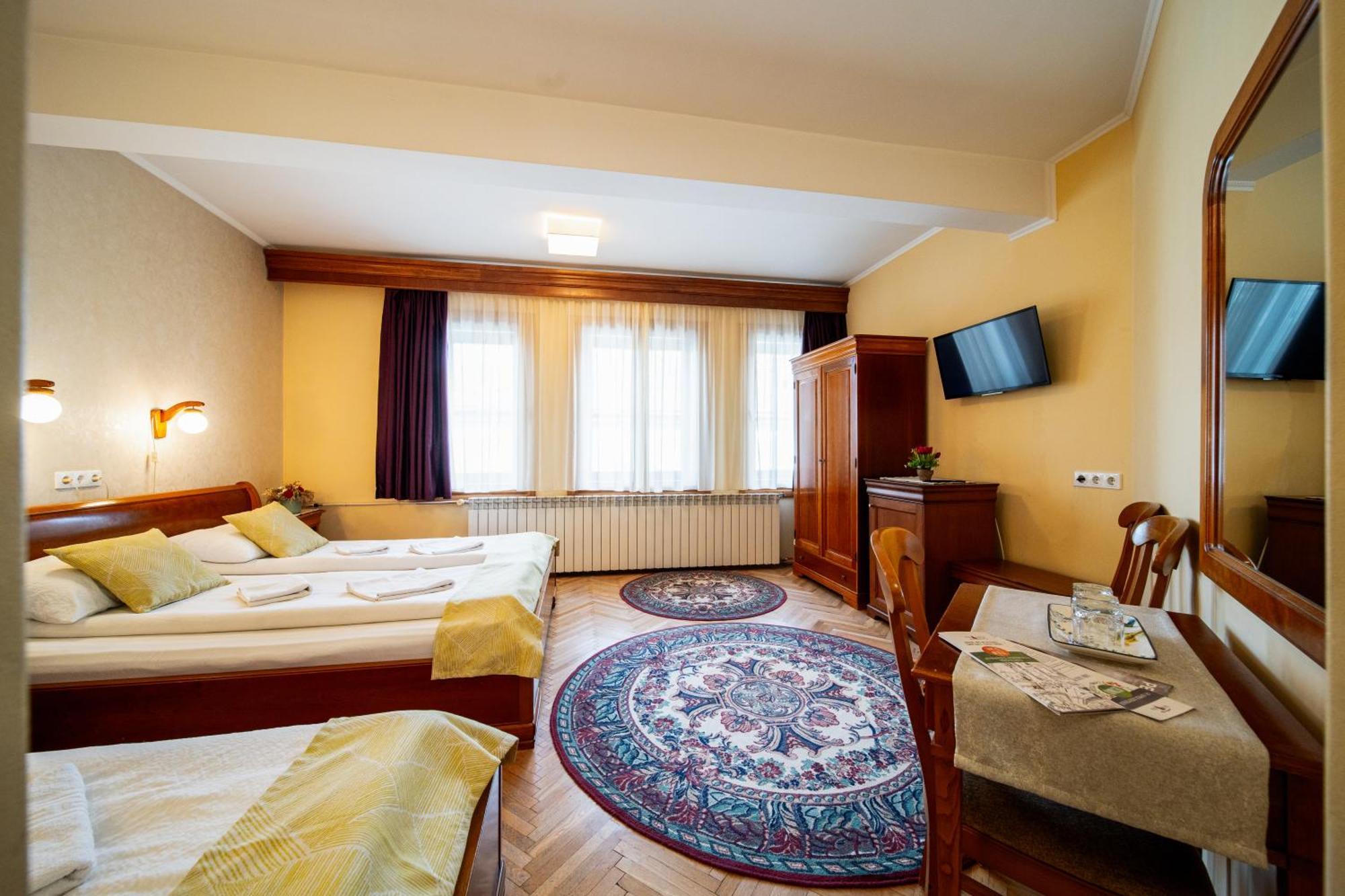 Lilla Panzio Hotel Odorheiu Secuiesc Buitenkant foto